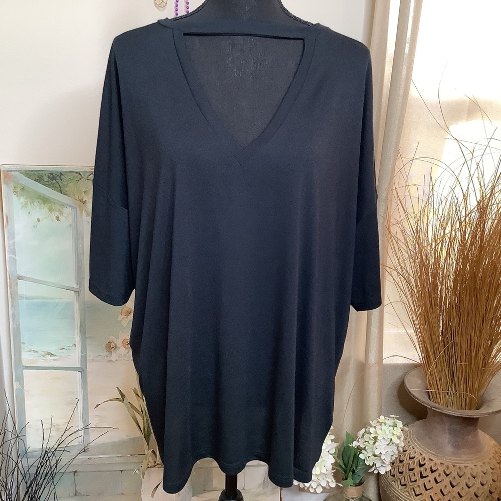 B-NWT Rachel Roy black short sleeve top,  v-neck detail,  size 2X